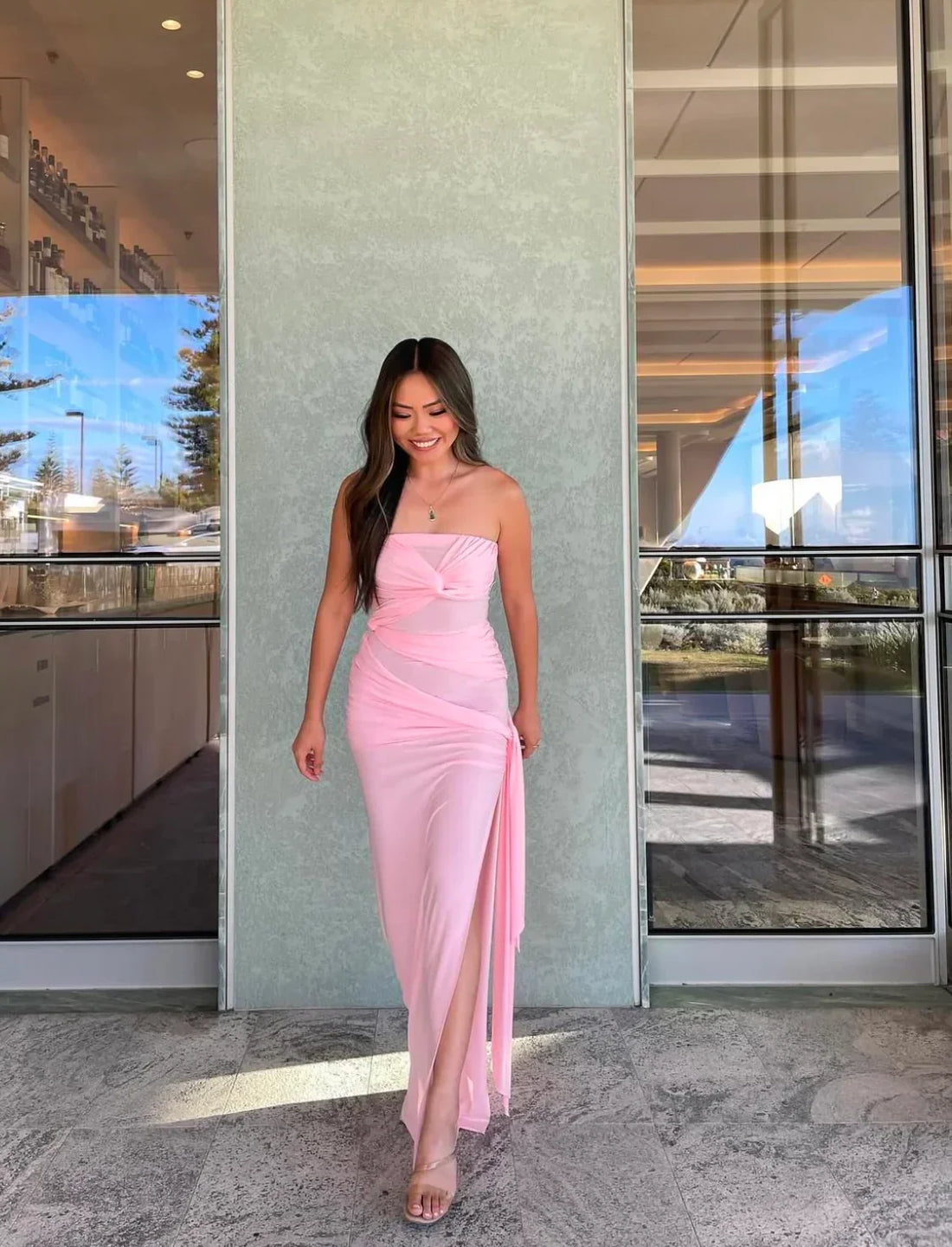 Voir la Vie en Rose : Pourquoi la Robe Maxi Ruchée est Parfaite pour les Cérémonies